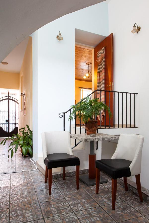 Psyri Neoclassical House With Yard Athens Exterior photo